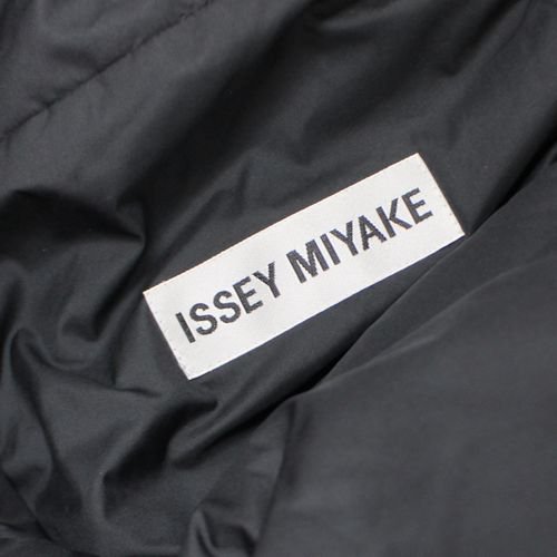 ISSEY MIYAKE イッセイ ミヤケ 18AW ハイネック パデッド ジャケット 2 ブラック -  ブランド古着買取・販売unstitchオンラインショップ