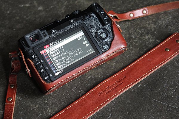 富士フイルムX-E2専用カメラホルダー＆カメラストラップ（全4色）【受注生産品】｜革小物・カメラアクセサリーならmonogram