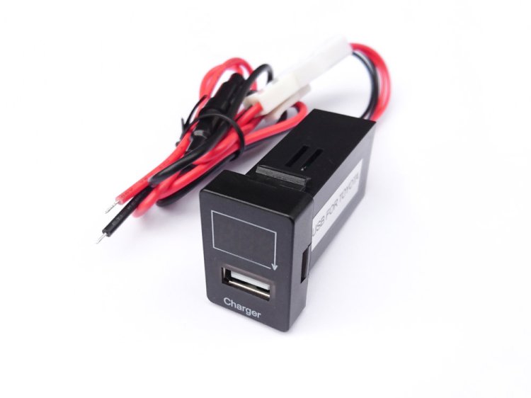 【ニッサンA】 リーフ H22.12～H24.11 LED発光：ブルー 電圧計表示 USBポート 充電 12V 2.1A 増設 パネル USBスイッチホールカバー