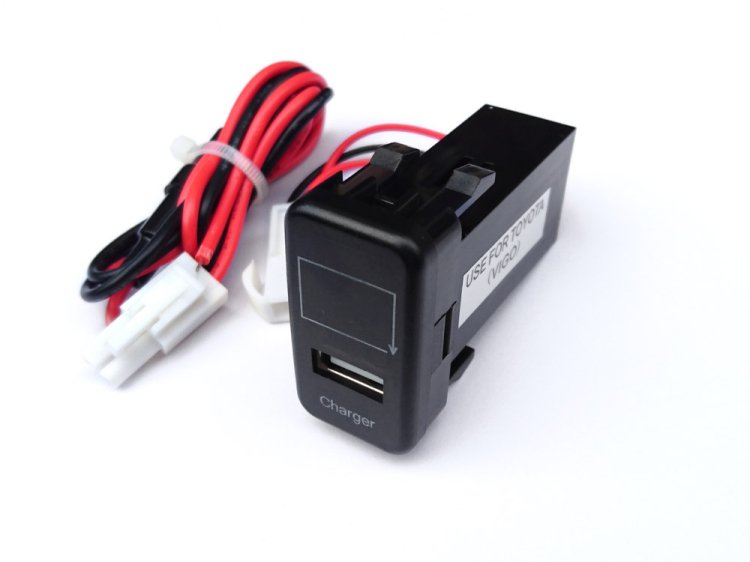 【ニッサンA】 スカイラインクーペ V36 LED発光：グリーン 電圧計表示 USBポート 充電 12V 2.1A 増設 パネル USBスイッチホールカバー