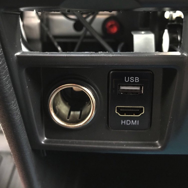 トヨタ USBポート HDMI入力 スイッチホール スマホ iPhone 充電 音楽 ナビ連携 スイッチパネル ブルーLED点灯  約33.5mm×22.5mm｜バイクパーツ・バイク用品・カー用品・自動