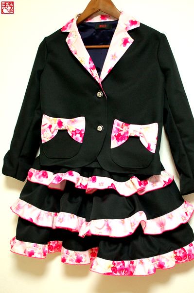 和柄・卒園、入学式女の子スーツ/黒にピンク桜フリフリスカート
