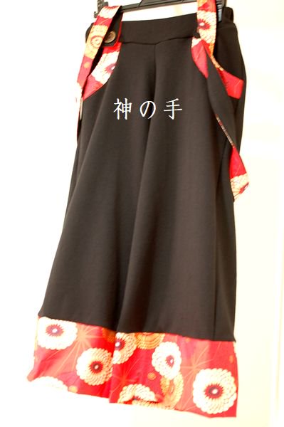 和柄レディースサロペット キッズtシャツ 黒に赤橙花 手作り子供服 和柄服の通販店 神の手