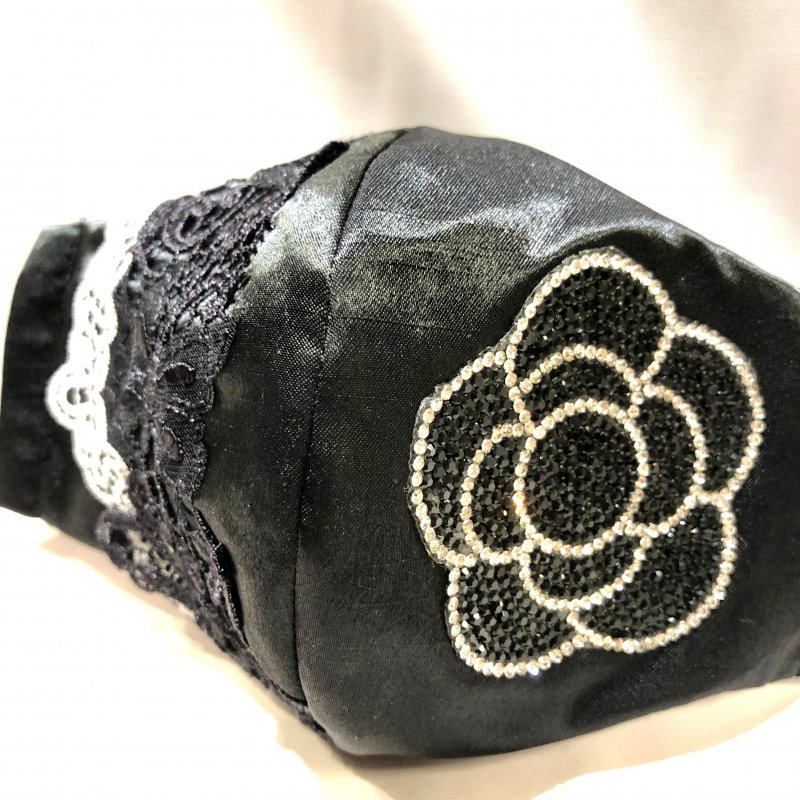 キラキララインストーン花×蝶レース 黒サテン 立体型マスク 不織布内蔵