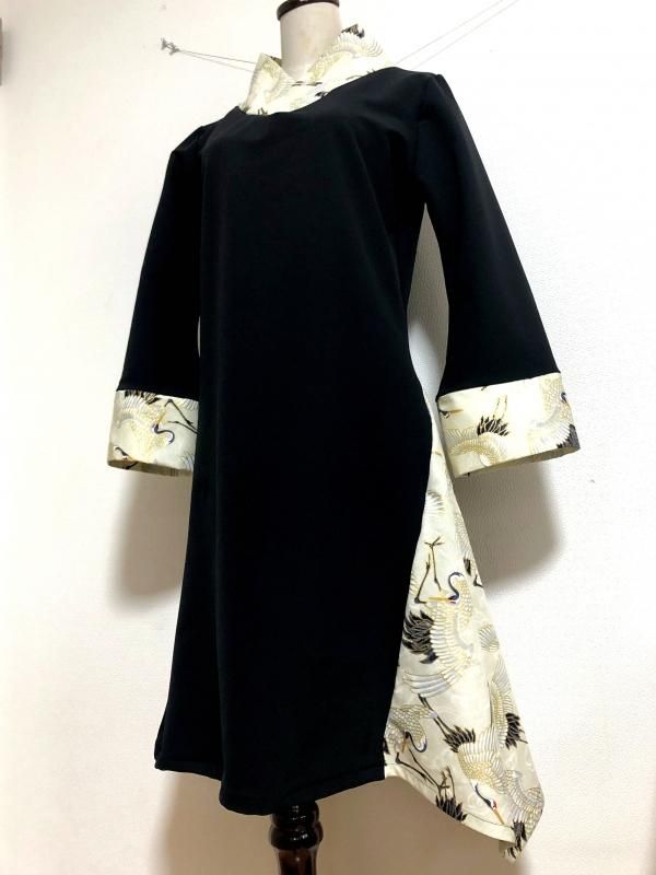 シルエット美しい 着物襟風アシンメトリーワンピース 黒 ベージュ金彩鶴 L 2l 手作り和柄服の通販店 神の手 シルエット美しい 着物襟風アシンメトリーワンピース 黒 ベージュ金彩鶴 L 2l 手作り和柄服の通販店 神の手