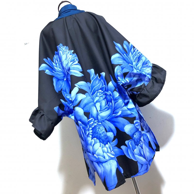 ストール風羽織たっぷりフリル着物袖 黒に大きな青花 和柄 着物