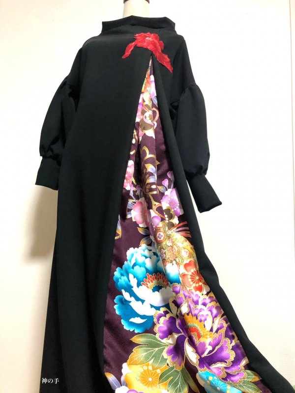 和柄振袖着物リメイクワンピースドレス ボリューム袖 黒×赤花刺繍 