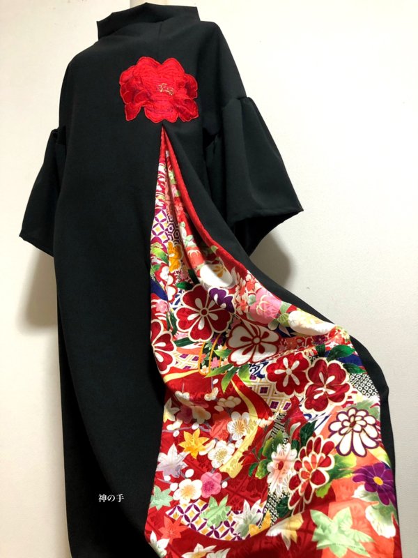 和柄振袖着物リメイクワンピースドレス 7分ベルスリーブ 黒×赤花 刺繍