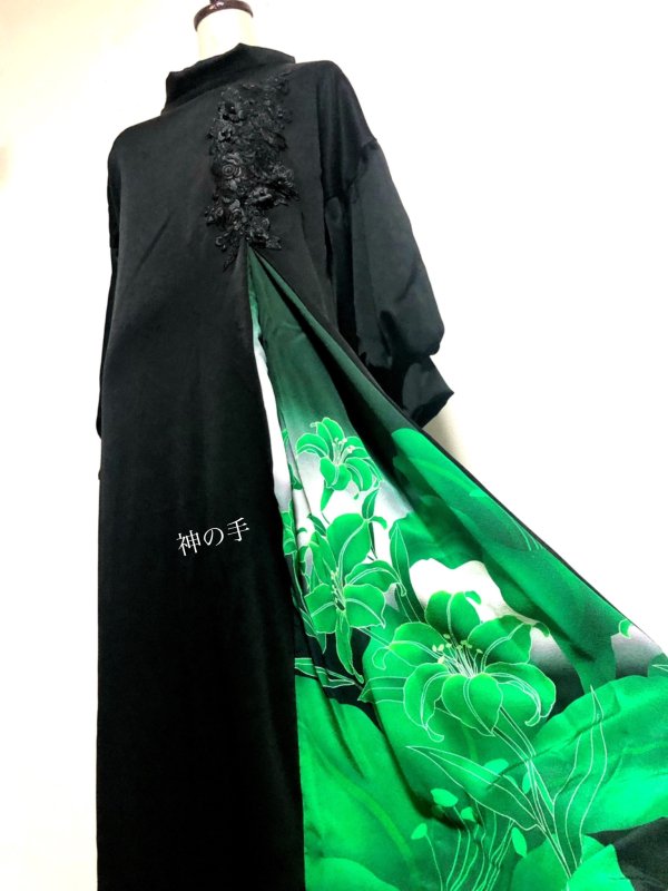 和柄振袖着物リメイクワンピースドレス 長袖 ぽわん袖 黒×グリーン百合の花 丈120 M〜XL-手作り和柄服神の手