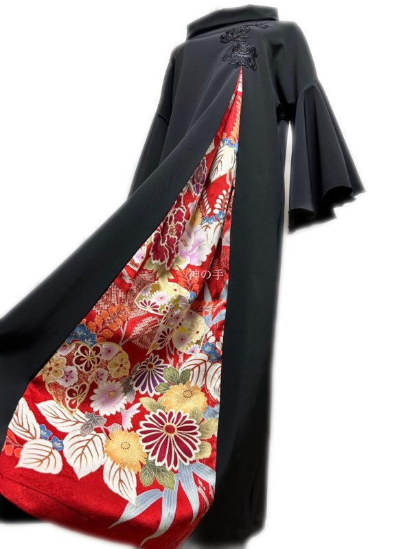 和柄 振袖着物リメイク ワンピースドレス 黒×赤にアンティーク桐や花