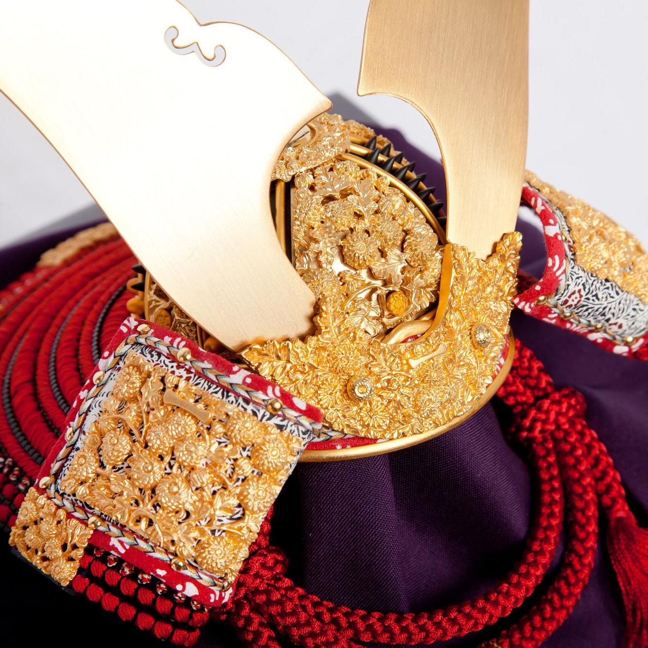 甲子雄山　菊一文字　雅山作 五月人形 小型 紫色 兜付き 甲子雄山 菊一文字 雅山作 五月人形 小型 高級兜 五月人形 コンパクト