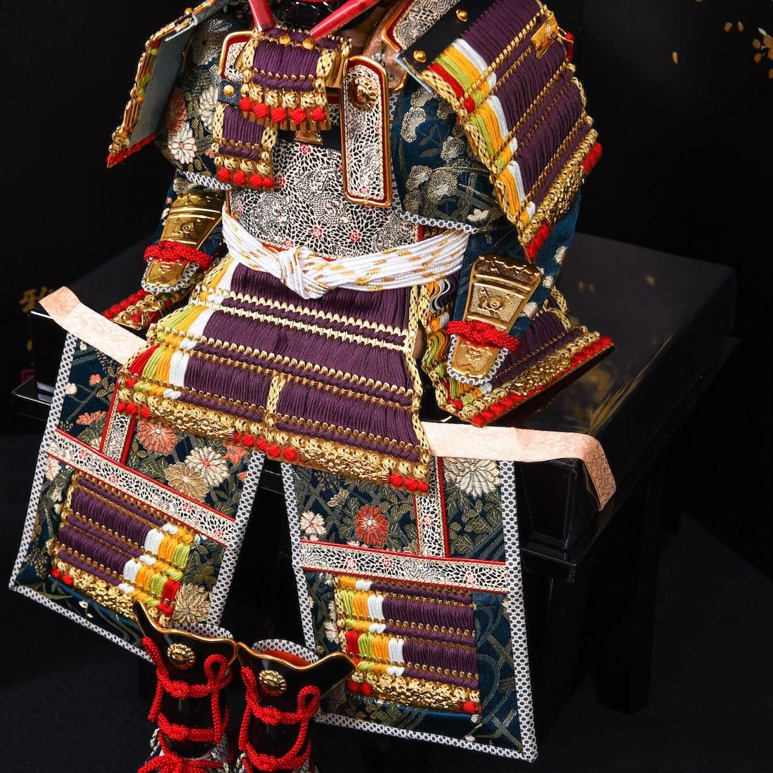 紫白糸縅黒銀小札之大鎧　草木染四曲屏風 鎧飾り 7号 紫糸威褄取鎧 朝比奈徹山