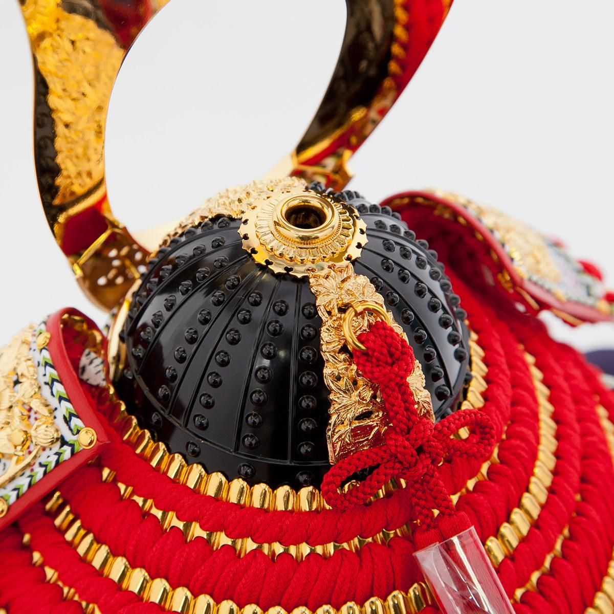 兜飾り 赤糸威之兜 二方白 13号 造形甲冑力石 朱塗屏風