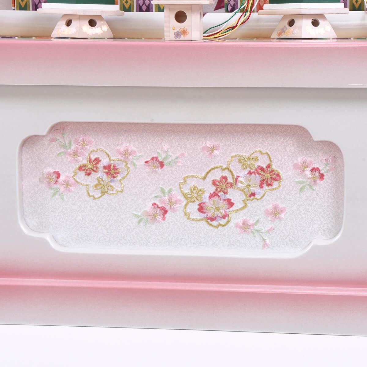 2022年新作　収納飾り桜ピンク　コンパクト　送料込　令和初節句 雛人形 収納飾り 宴桜 芥子親王 ピンク刺繍屏風 木製 横幅55cm