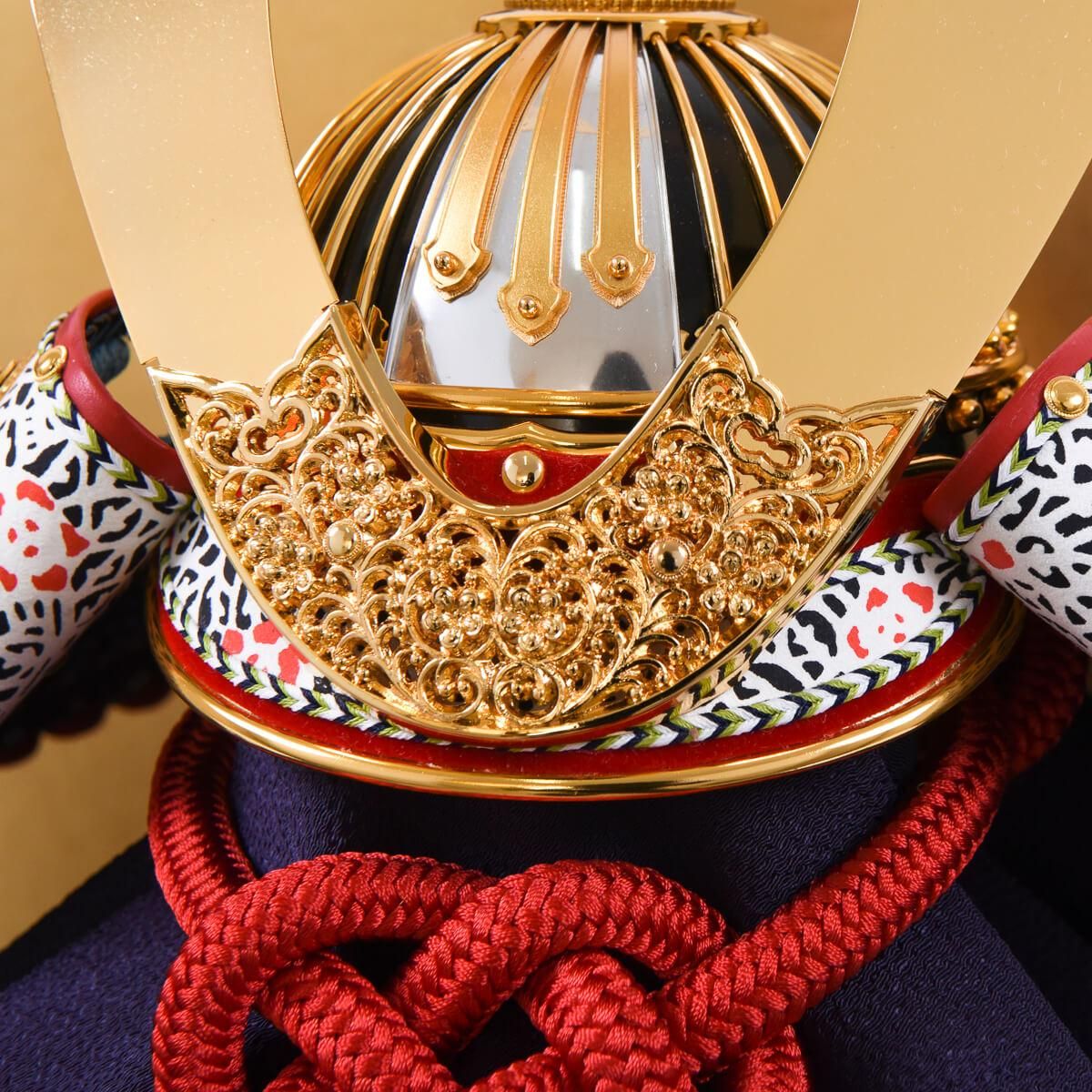 兜　力石 甲人作 1/3 純金鍍金　紫糸威　三ッ鍬形兜　屏風台付き 兜 力石 甲人作 1/3 純金鍍金 紫糸威 三ッ鍬形兜 屏風台付き