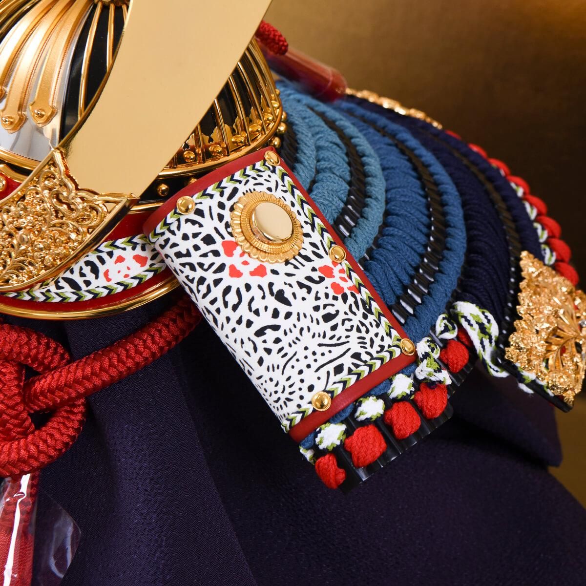 兜　力石 甲人作 1/3 純金鍍金　紫糸威　三ッ鍬形兜　屏風台付き 兜 力石 甲人作 1/3 純金鍍金 紫糸威 三ッ鍬形兜