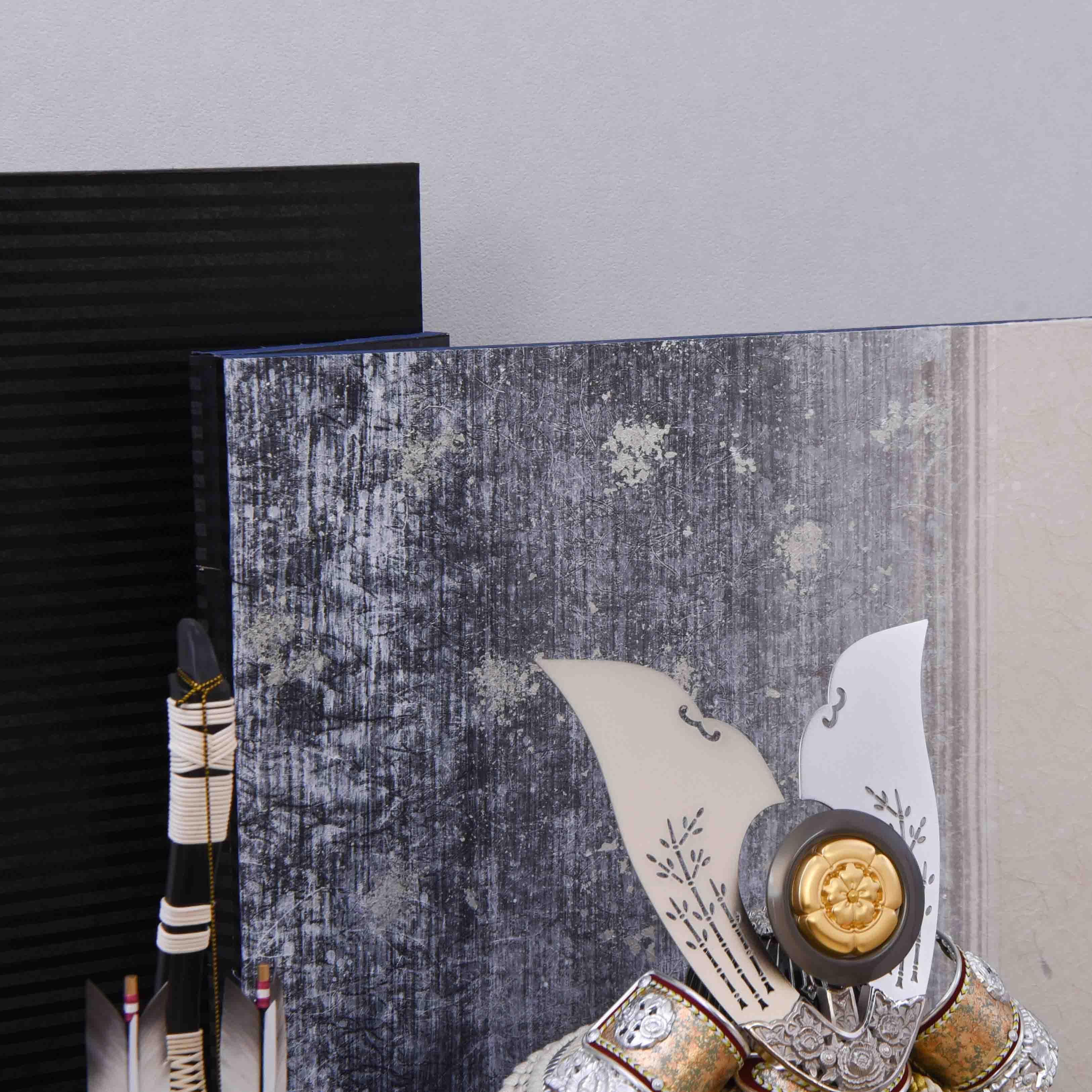 織田信長公】創業314年 吉徳兜飾り9号（弓太刀／絹目屏風／流備畳飾り