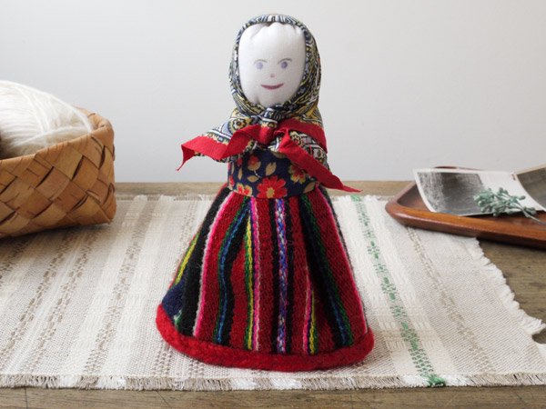 エストニア Kihnu島民族衣装の人形 ネイビーのスカーフ Presse 北欧 バルトの雑貨のお店 アラビア グスタフスベリ ロールストランド ヴィンテージファブリック