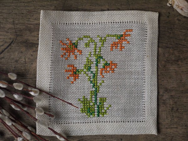 スウェーデンでみつけたヴィンテージ刺繍クロス生成り×オレンジの花柄