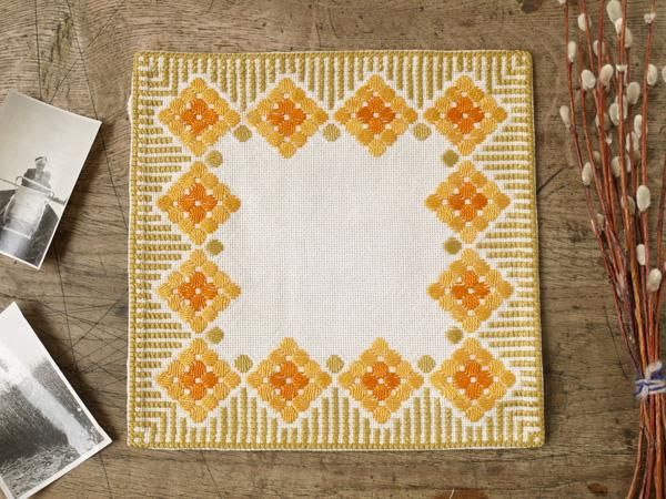 スウェーデンでみつけたヴィンテージ刺繍クロスひし形オレンジ
