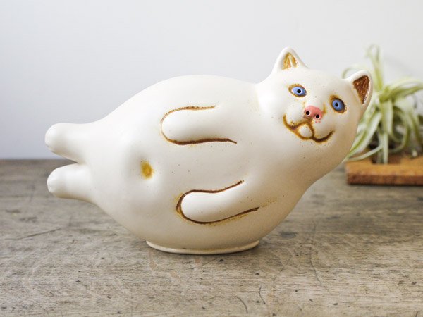 リトアニアの陶器の猫オブジェ（ホワイト・ねそべり）1 - presse 北欧、バルトの雑貨のお店 アラビア グスタフスベリ ロールストランド  ヴィンテージファブリック