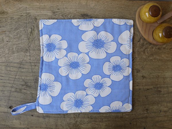 * vintage cloth mat ❀ 白いお花 刺しゅうの 青いクロス