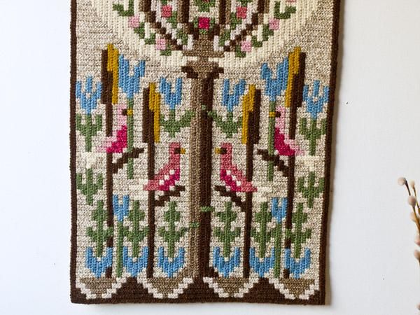 スウェーデンでみつけたツヴィスト刺繍のタペストリー（鳥 花の