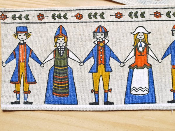 スウェーデンでみつけたヴィンテージクロス民族衣装で手をつなぐ男女 のプリントランナー Presse 北欧 バルトの雑貨のお店 アラビア グスタフスベリ ロールストランド ヴィンテージファブリック