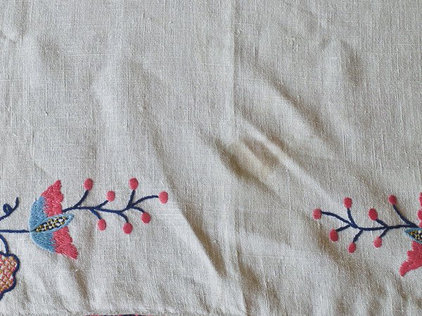 スウェーデンでみつけたヴィンテージ刺繍クロスピンク ブルー 花柄