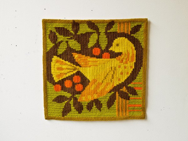 スウェーデンでみつけたツヴィスト刺繍のタペストリー（オレンジの鳥