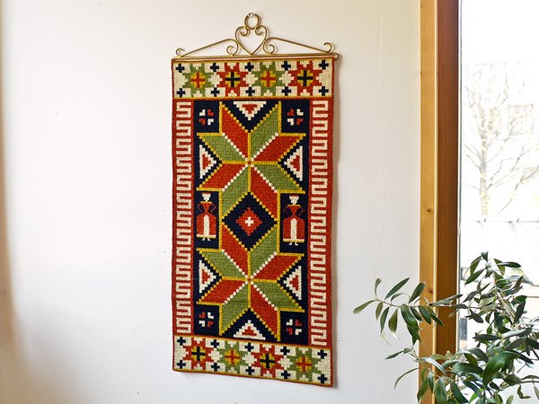 スウェーデンでみつけた織りの壁掛け民族衣装の女性と伝統柄のモチーフ ...
