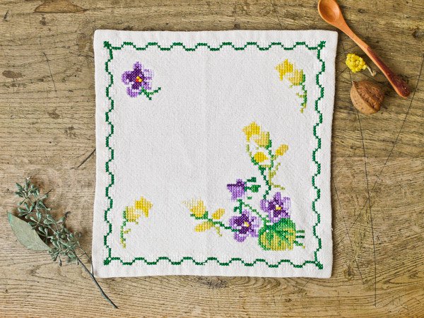 スウェーデンでみつけたヴィンテージ刺繍クロス紫と黄色の花 グリーン