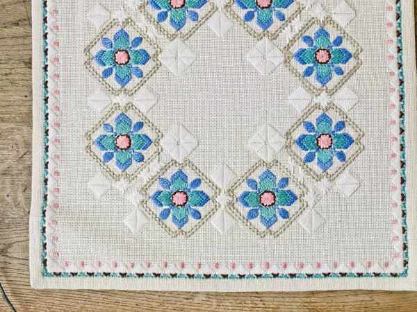 * vintage cloth mat ❀ 白いお花 刺しゅうの 青いクロスmeissen