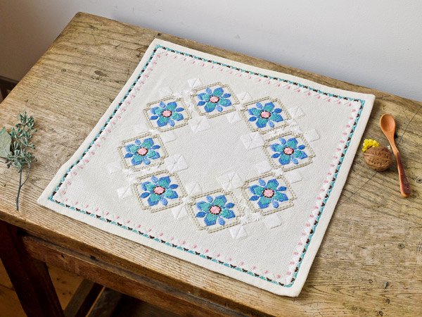 * vintage cloth mat ❀ 白いお花 刺しゅうの 青いクロス