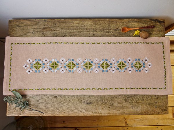 テン。さま】*vintage mat ❀ ピンクお花刺しゅうのクロス ランナー-