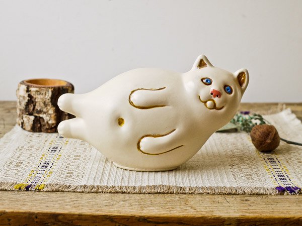 リトアニアの陶器の猫オブジェ（白・ねそべり） - presse 北欧、バルト ...
