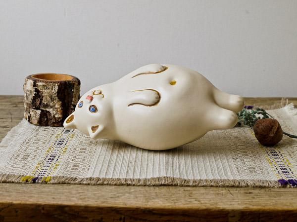 リトアニアの陶器の猫オブジェ（白・ねそべり） - presse 北欧、バルト