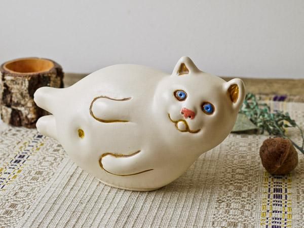 リトアニアの陶器の猫オブジェ（白・ねそべり） - presse 北欧、バルト