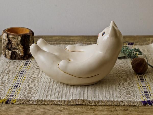 リトアニアの陶器の猫オブジェ（白・おすわり) - presse 北欧、バルト