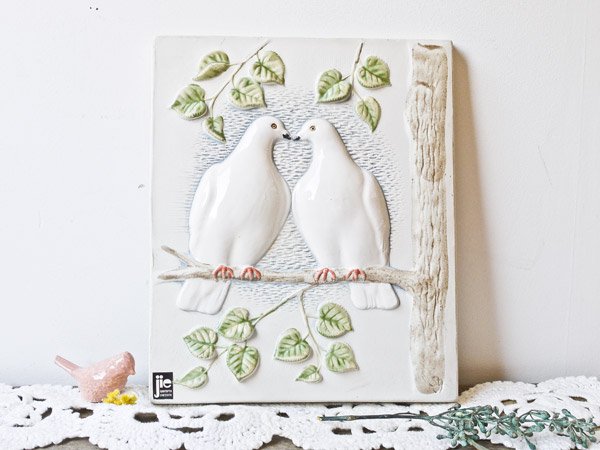 JIE GANTOFTA白鳩のつがい 壁掛け 陶板 ホワイト - presse 北欧