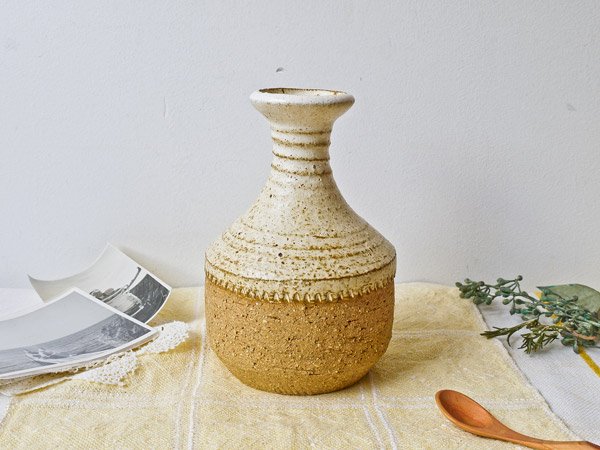 スウェーデンでみつけた陶器の花瓶 ホワイト ベージュ - presse 北欧、バルトの雑貨のお店 アラビア グスタフスベリ ロールストランド  ヴィンテージファブリック