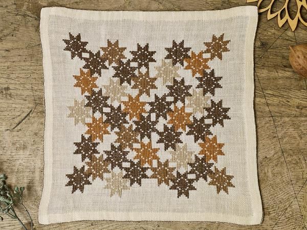 スウェーデンでみつけたヴィンテージ刺繍クロスブラウンの星柄