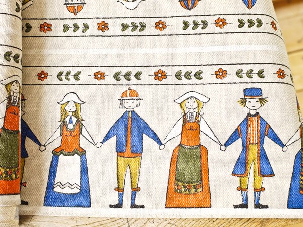 スウェーデンでみつけたヴィンテージクロス民族衣装で手をつなぐ男女 のプリントランナー Presse 北欧 バルトの雑貨のお店 アラビア グスタフスベリ ロールストランド ヴィンテージファブリック