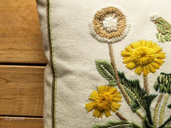 スウェーデンのヴィンテージクッションたんぽぽの花と綿毛の刺繍 Presse 北欧 バルトの雑貨のお店 アラビア グスタフスベリ ロールストランド ヴィンテージファブリック スウェーデンのヴィンテージクッションたんぽぽの花と綿毛の刺繍 Presse 北欧 バルトの雑貨のお店 アラビア グスタフスベリ ロールストランド ヴィンテージファブリック