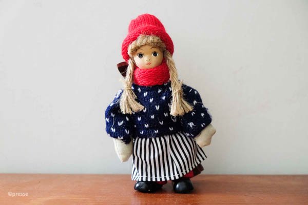 スウェーデン編み人形 うさぎ 赤セーター - あみぐるみ