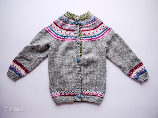 スウェーデンで見つけた手編みのノルディックカーディガン子供服