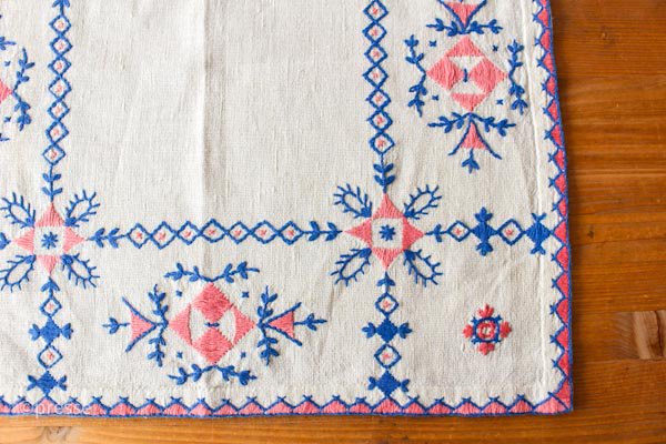 * vintage cloth mat ❀ 白いお花 刺しゅうの 青いクロス