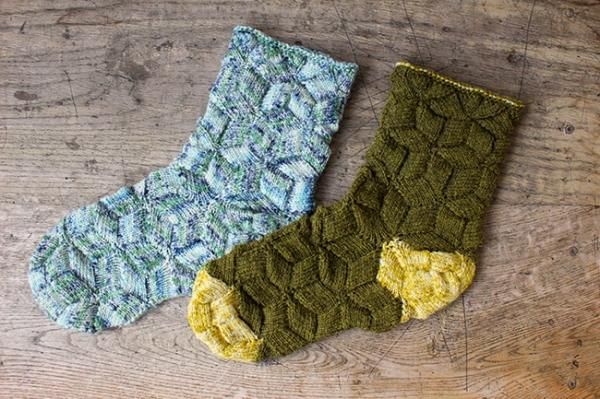 編み物の白いスカーフとストライプの靴下 夜中にYoutube動画をアップしたのですが、画面は曲がっているし