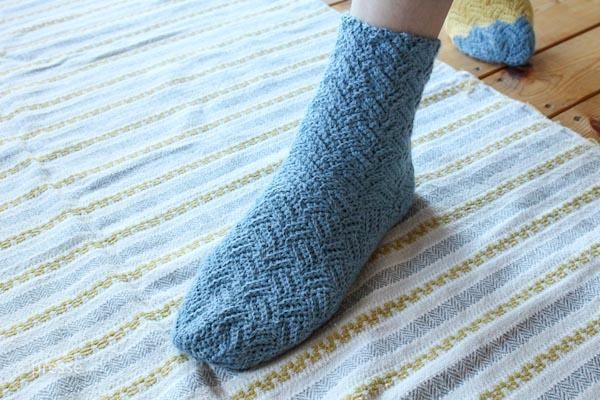 編み物の白いスカーフとストライプの靴下 編み物の白いスカーフとストライプの靴下 5 slip stitch socks 1
