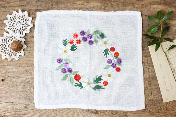 スウェーデンでみつけたヴィンテージ刺繍クロス クロス刺繍 ブーケベリーと野花 - presse 北欧、バルトの雑貨のお店 アラビア グスタフスベリ  ロールストランド ヴィンテージファブリック